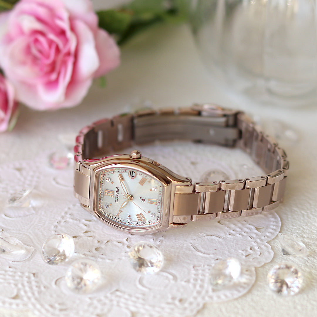 ベーシックコレクションのトノー型モデルからサクラ色が手元を彩る