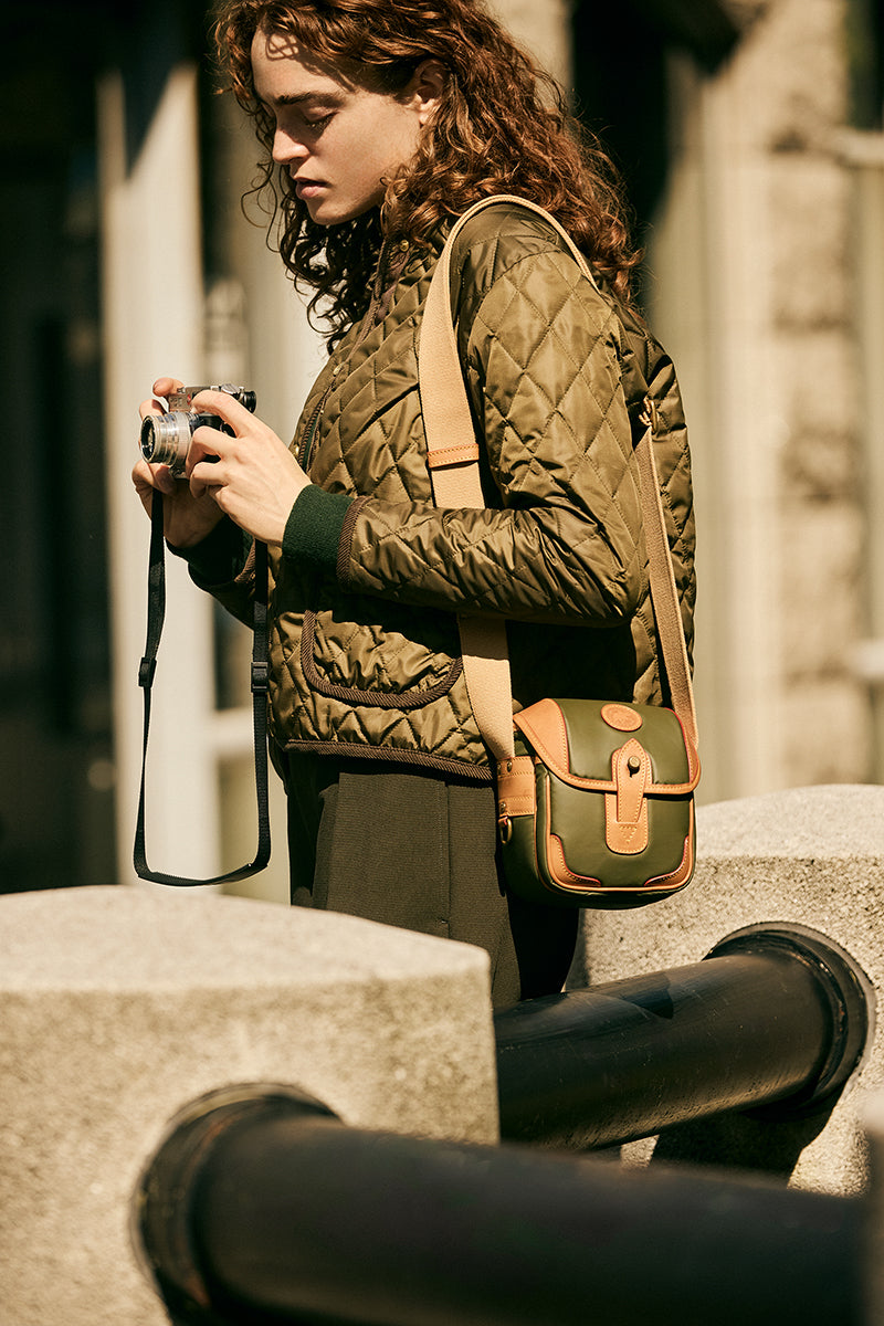 創設者の意思を現代に継ぐ、フォトグラファーバッグ – HUNTING WORLD