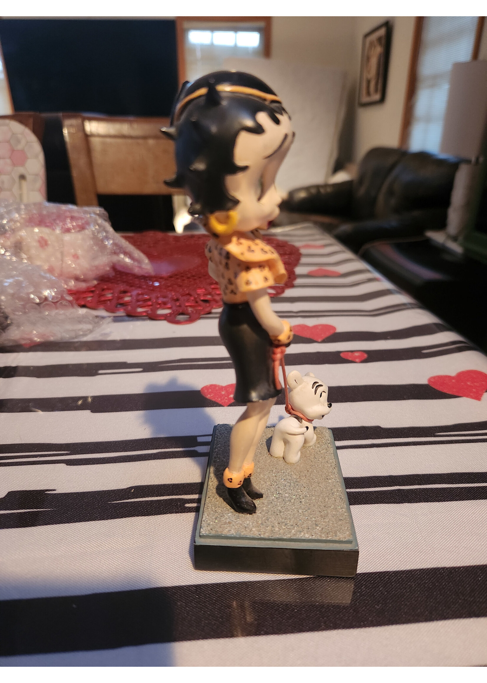 Danbury Mint Betty Boop, Out For a Stroll Figurine Pudgy - D3