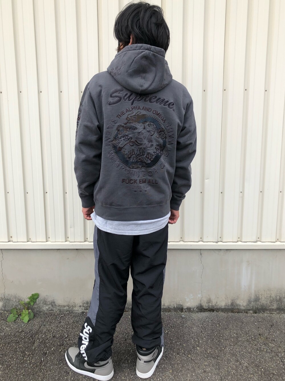 Supreme のパーカーを使った「バックプリント」の人気ファッション