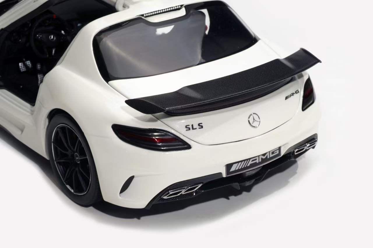 1/18 Minichamps Mercedes-Benz SLS AMG Black Series (White) Diecast