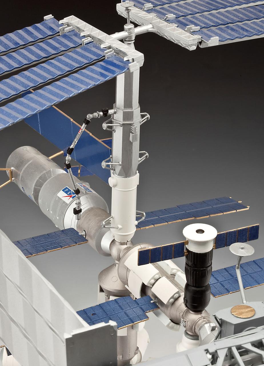 1/144 Revell International Space Station ISS 25th Anniversary