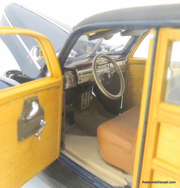 1940 Ford DeLuxe Station Wagon, Navy/Wood 1:24 Diecast Model by
