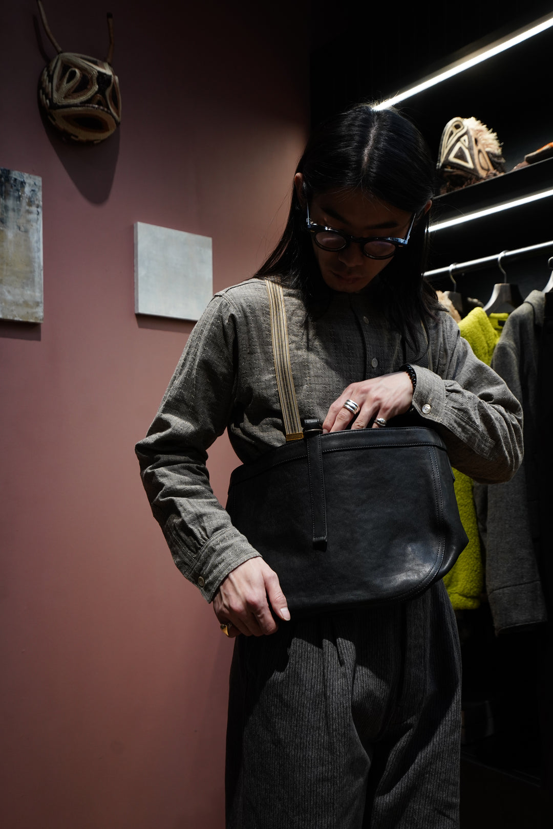 Taiga Takahashi(タイガタカハシ)のNEWSBOY BAG SMALL(BLACK LEATHER