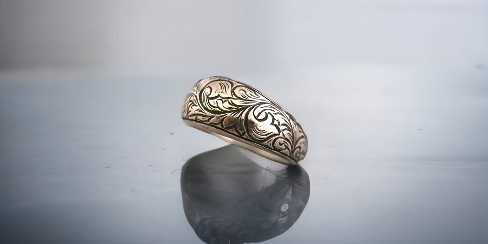 繊細なエングレービングが全体に施されたシルバーリング