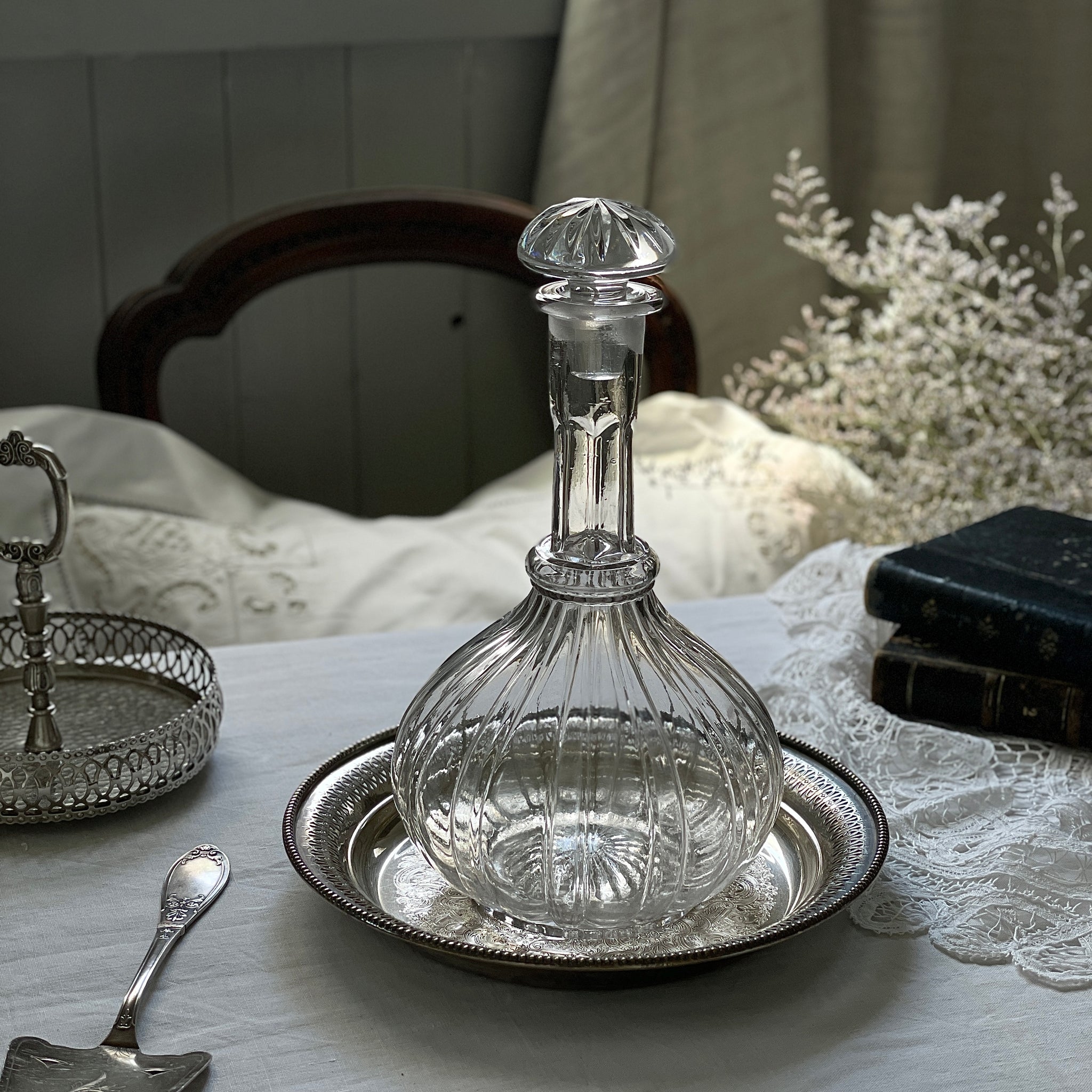 丸みを帯びたガラスが美しいデキャンタ（高さ28cm） イギリス