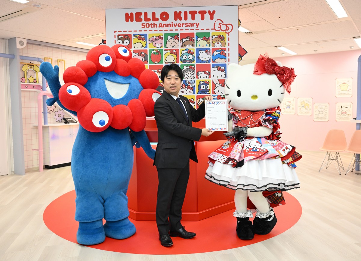 ハローキティ＆ミャクミャクが2ショット「未来に向かって、世界中のお