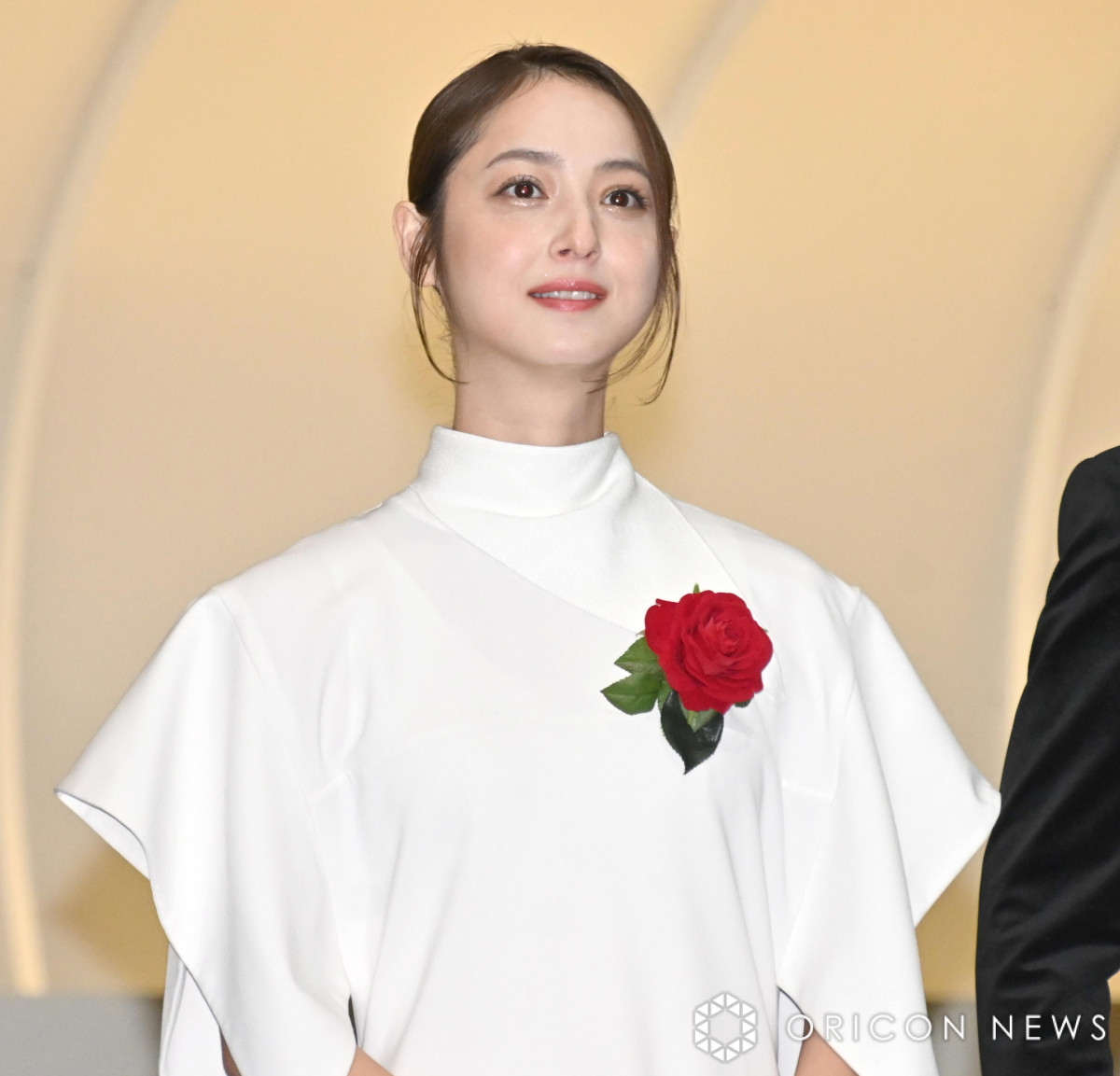 佐々木希、東京証券取引所の上場セレモニーで初打鐘ににっこり 純白