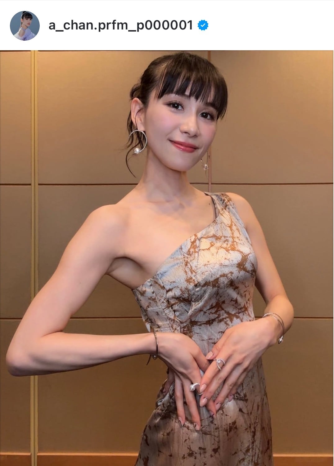 Perfumeあ～ちゃん、“胸元ざっくり”ワンショルドレス姿でポーズ 「彫刻