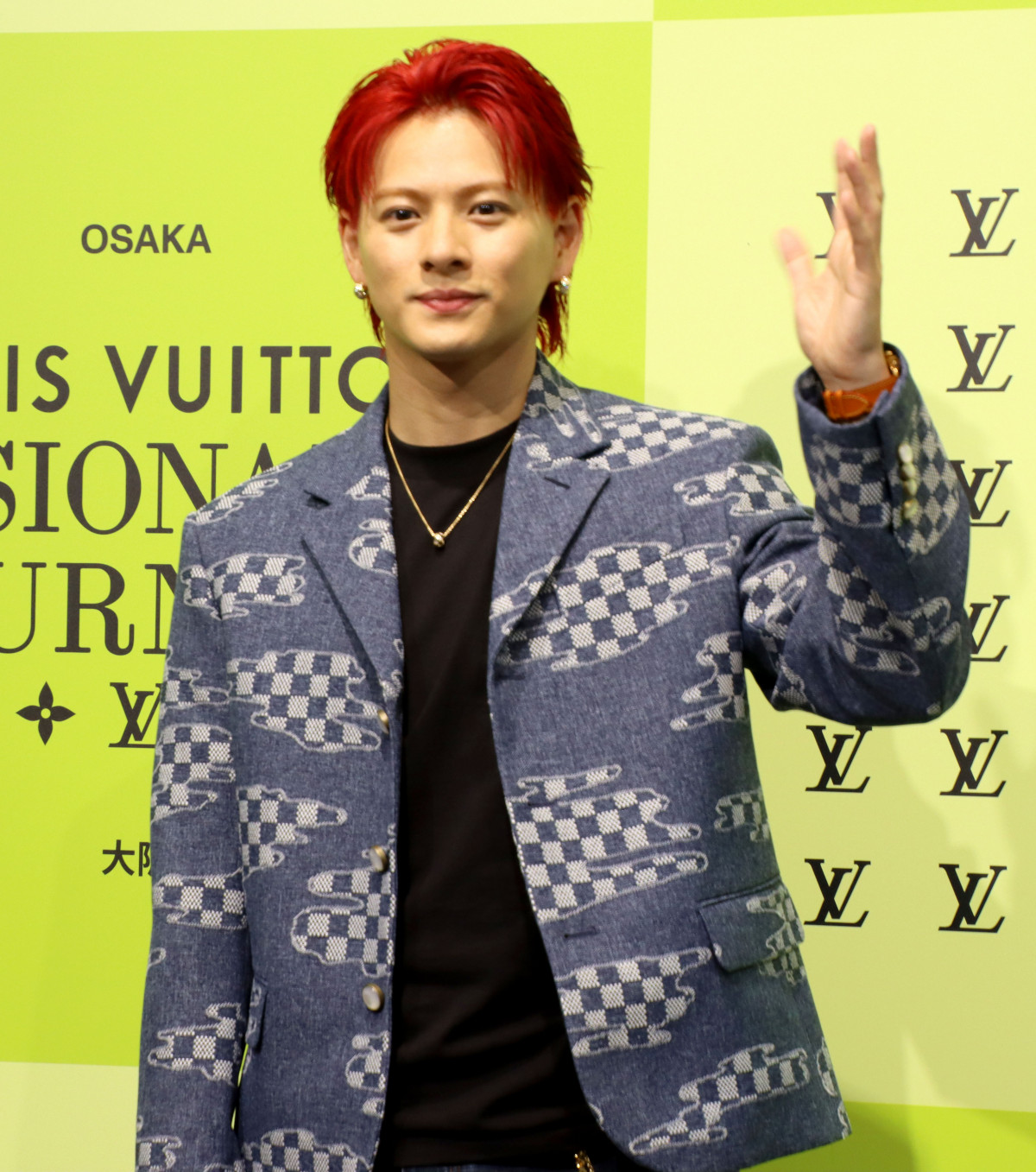 Number_i平野紫耀、“ど派手”な赤髪にチェンジ ルイ・ヴィトンの“雲柄