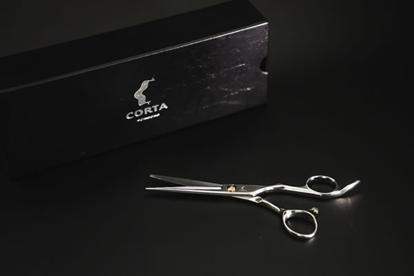 選ばれる理由 | 長く使える美容師のハサミならコルタシザーズへ
