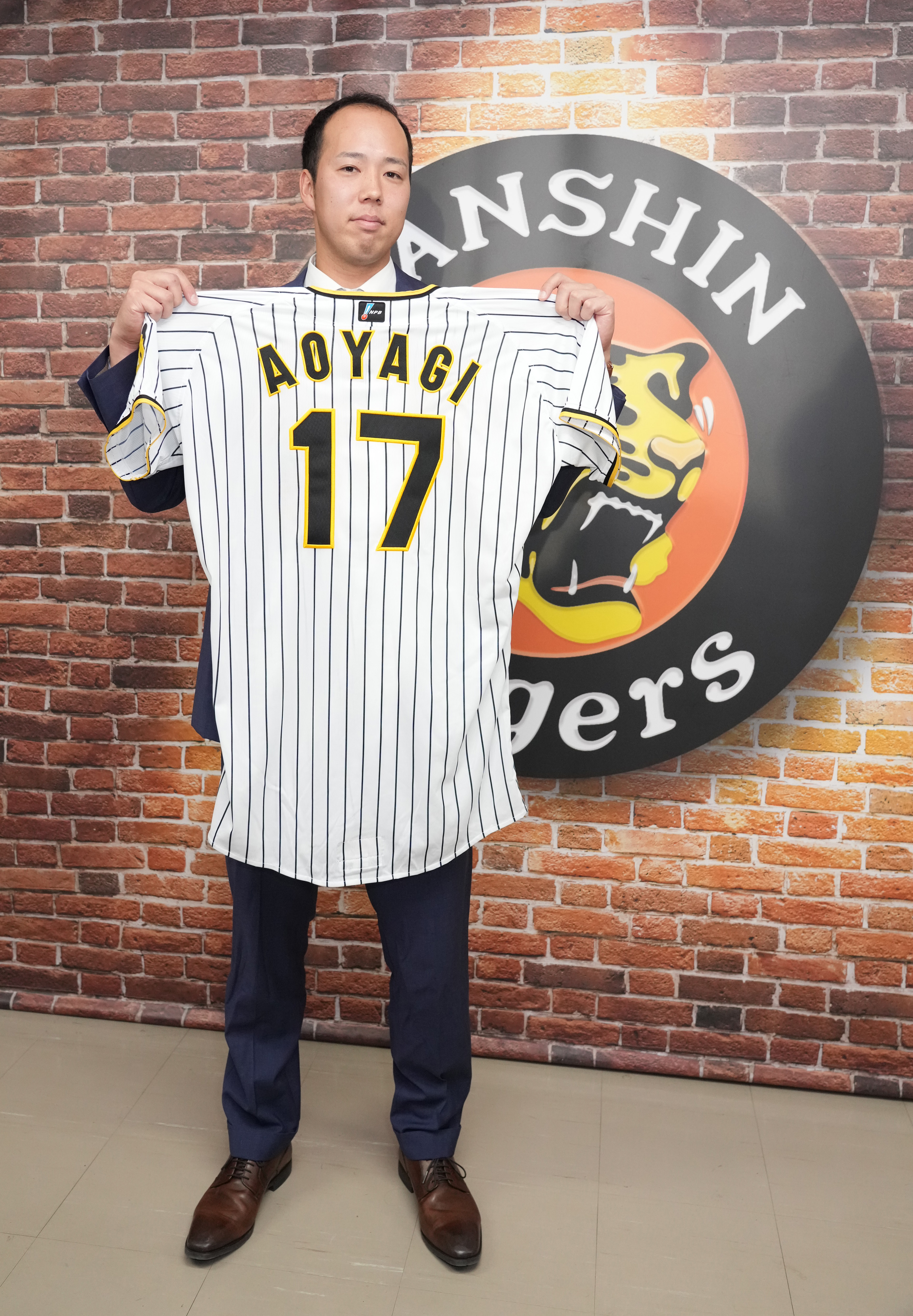 阪神・青柳晃洋が倍増の2億4000万円で更改 新背番号「17」で