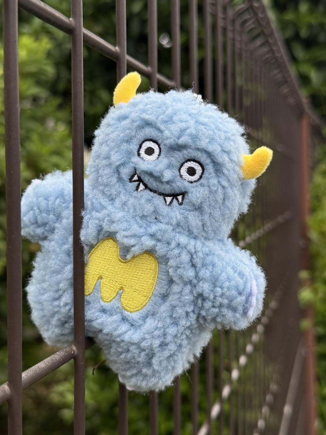 マルシィの屋外広告をシェアして、”心の奥に潜む怪獣ぬいぐるみ（新種