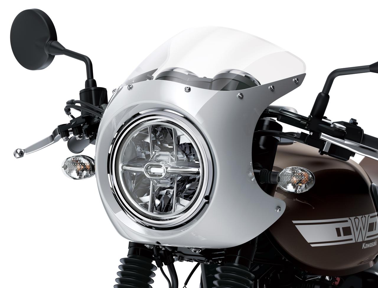 専用フロントカウル装備の「W800 CAFE」は、グリップヒーターも標準