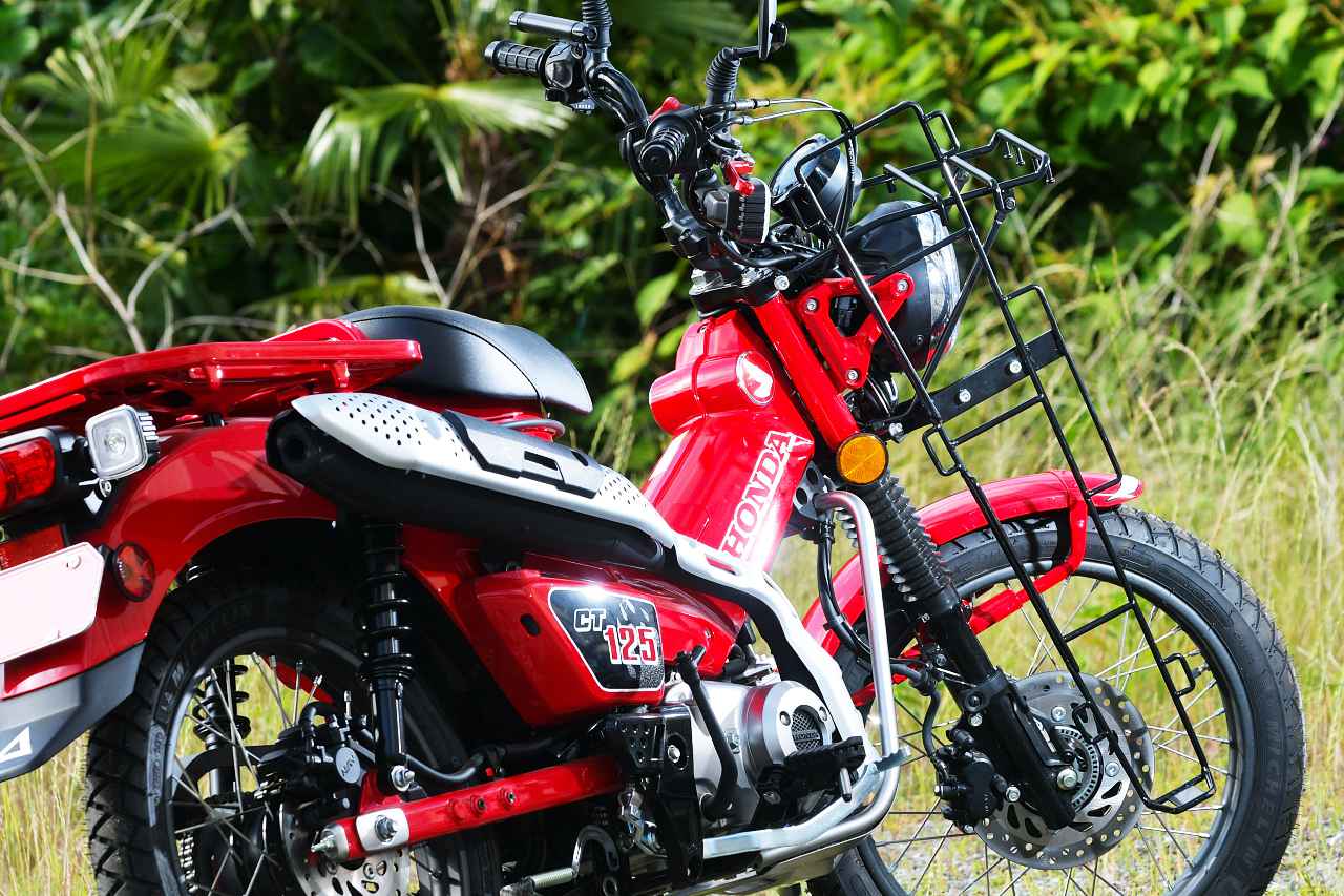 ハンターカブの歴史に輝く伝説のオプションパーツ「ライフルラック」を