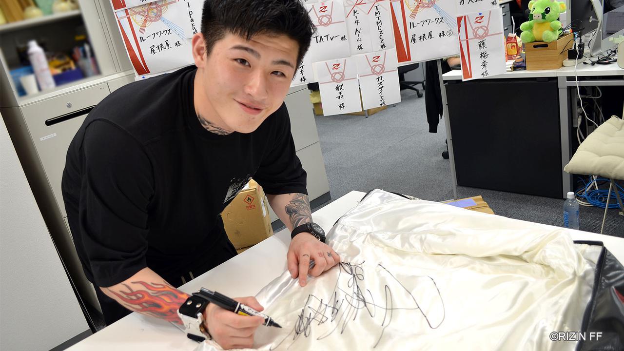 平本蓮が直筆サイン入りガウン&キックパンツを出品！RIZINオークション