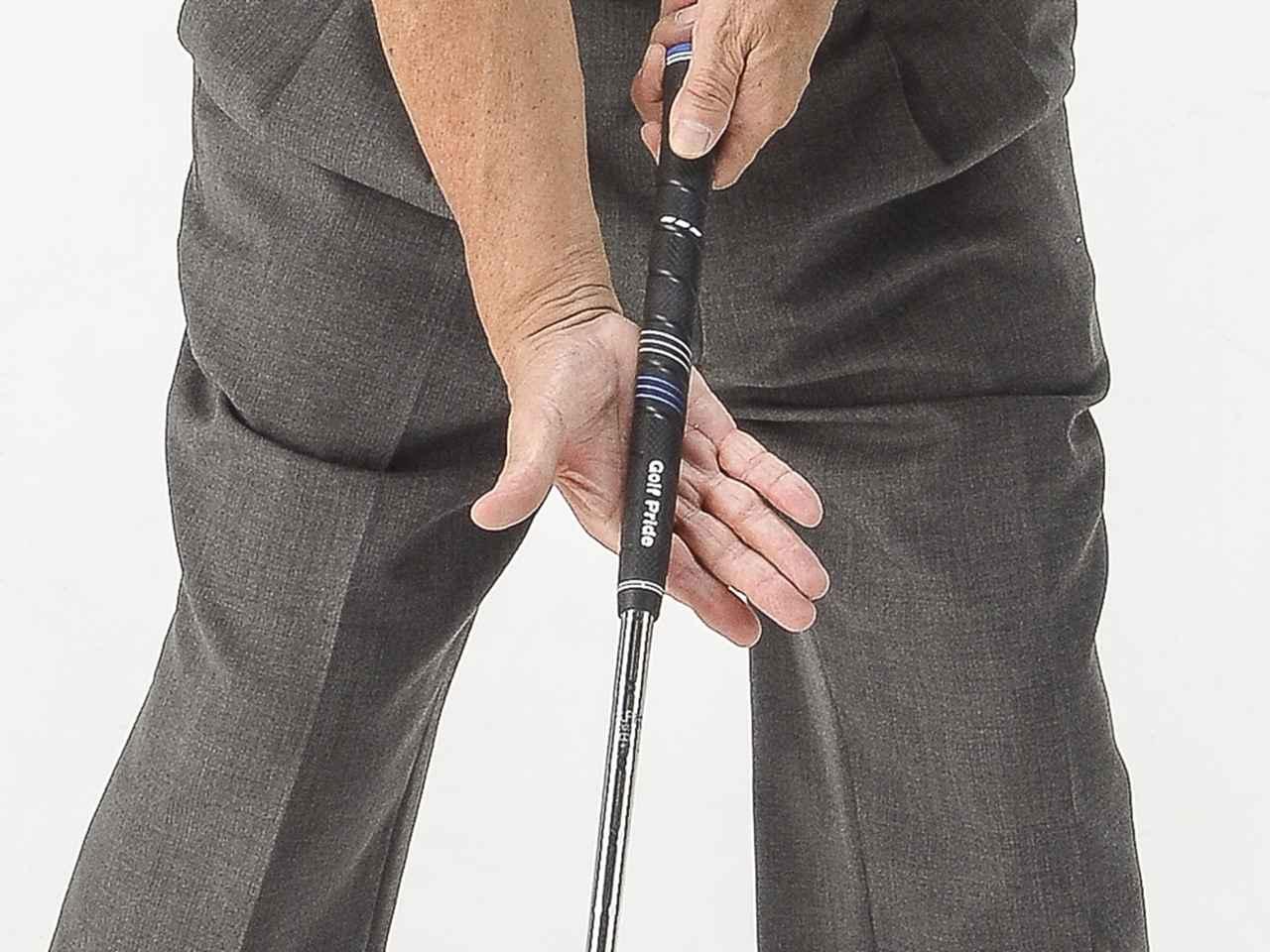 指で握るからミスになる？ 手のひらで握る“テンフィンガーグリップ”が