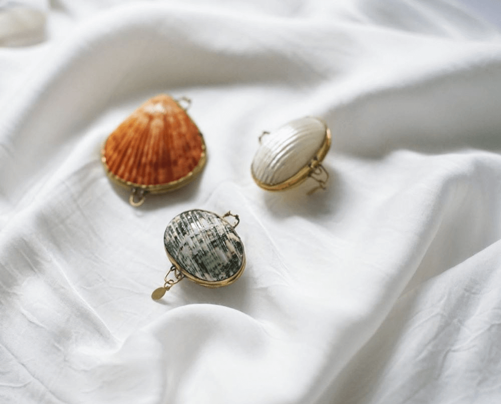 シェルの美しい佇まい。天然原材料を使用したソリッドパフューム