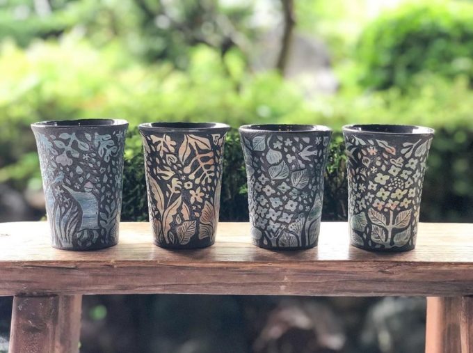 見て、触れて楽しめる。凹凸感のある手彫り模様に惹き込まれる萩原