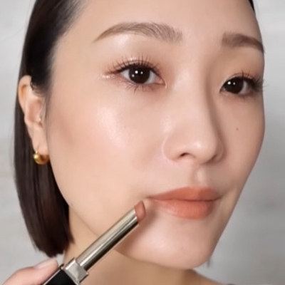 新感覚のベルベット質感で、品の良さを演出する新リップのSTAFF REVIEW