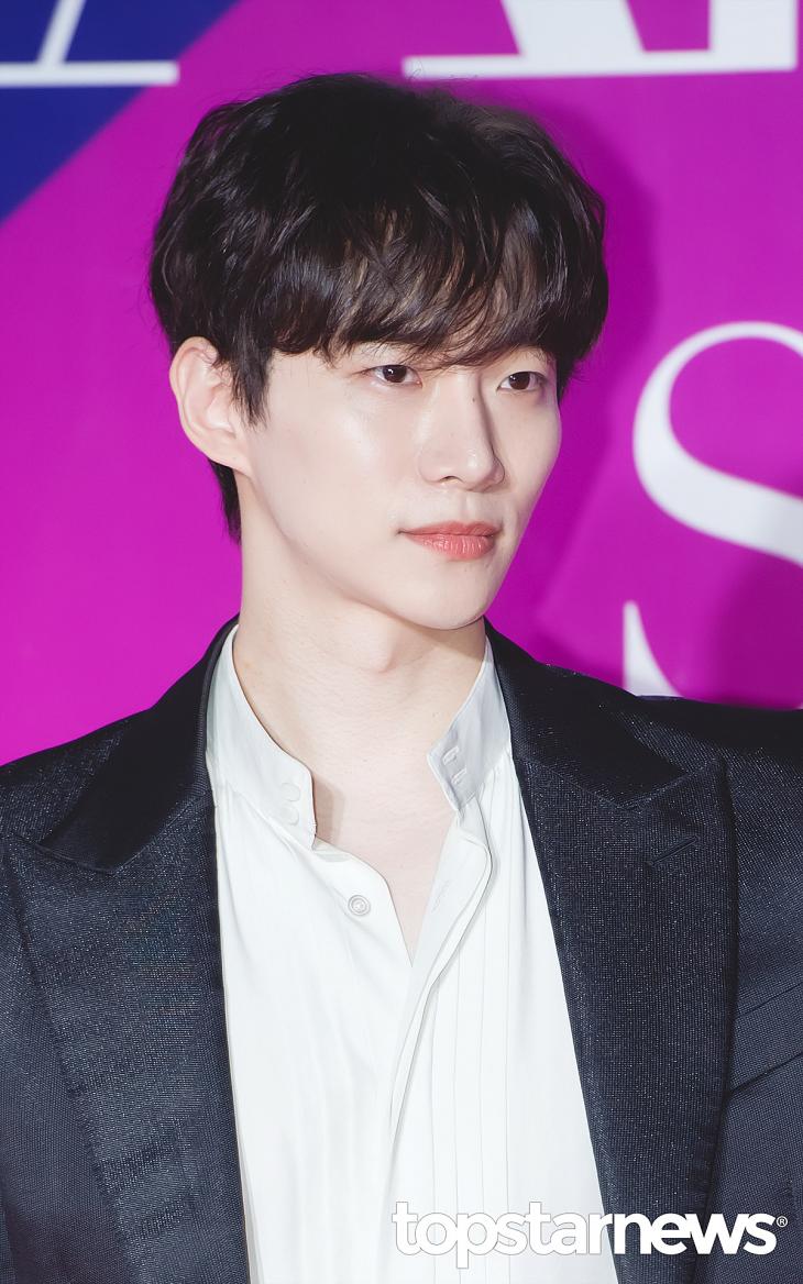 2PM ジュノ「僕は人気メンバーではないけど」自分の季節を迎えた '赤い