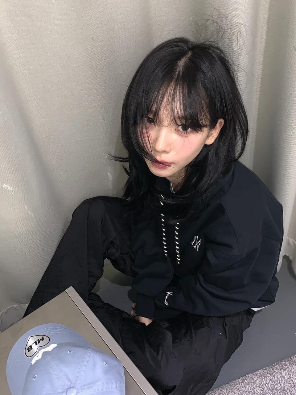 aespa カリナ「KARINA EDITION」披露！MLBパーカー着用ショット公開