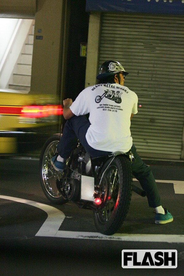 長瀬智也が英国のバイク誌に登場 本誌が撮っていた「ビンテージバイク