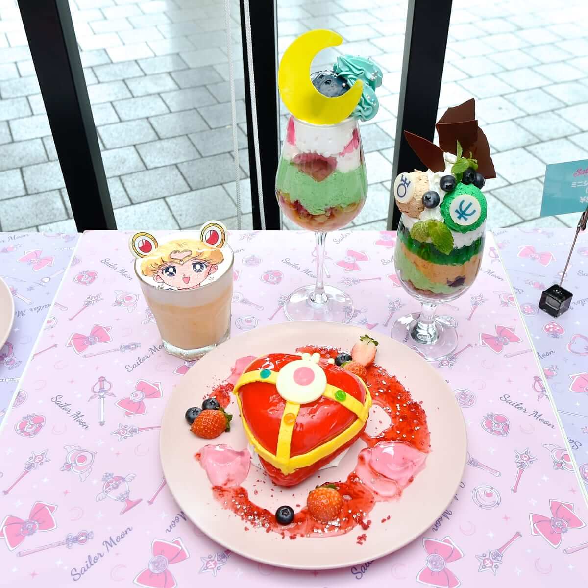 夜のお出かけ”がテーマ！レッグス「セーラームーンカフェ2019」