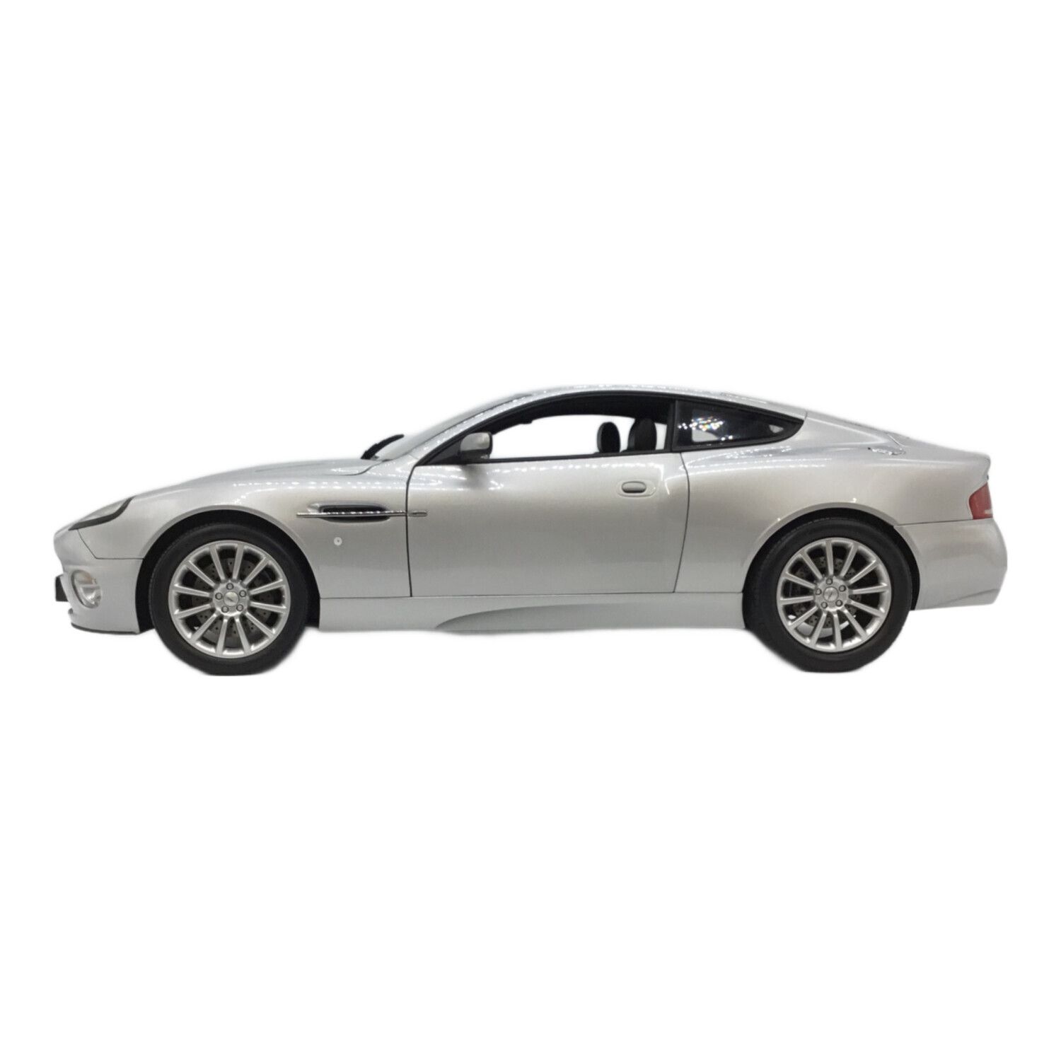 京商 (キョウショウ) モデルカー 1/12 Aston Martin V12 Vanquish