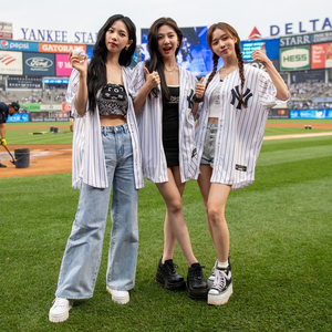ジゼルがいないaespa、3人3様の野球ユニフォームコーデ…ヤンキー