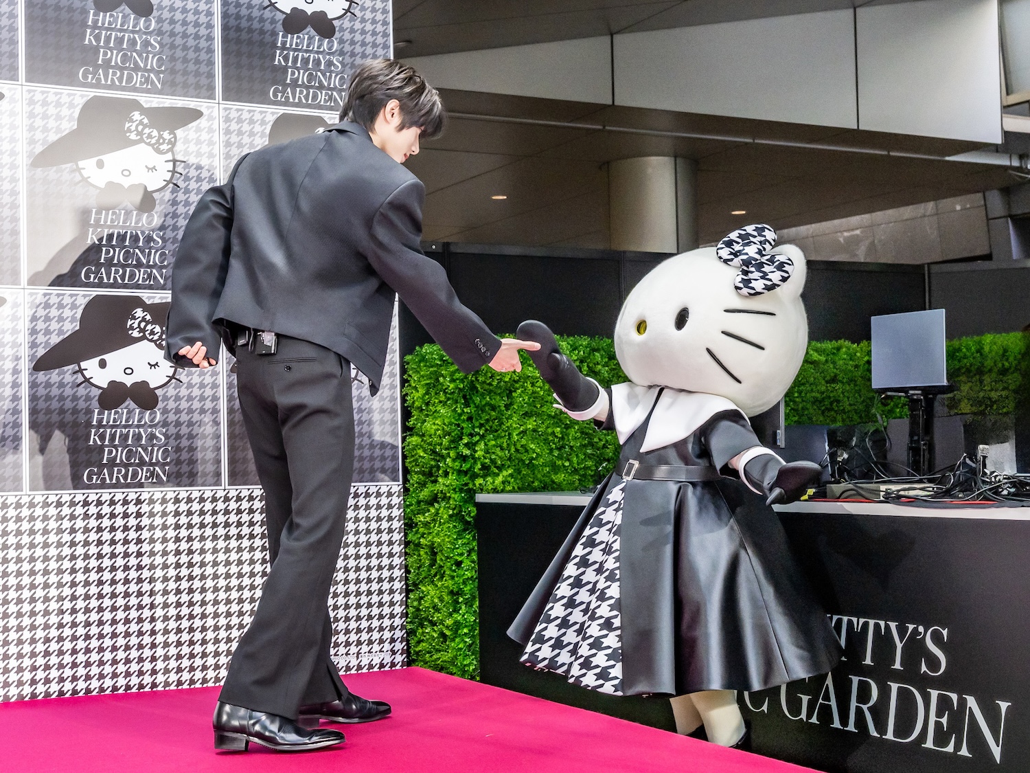 TOMORROW X TOGETHER BEOMGYU(ボムギュ)がキティをエスコート！六本木