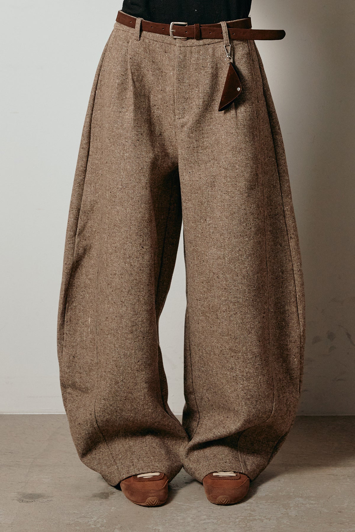即納】ベルト付きネップツイードカーブパンツ/コーヒー – ESICA