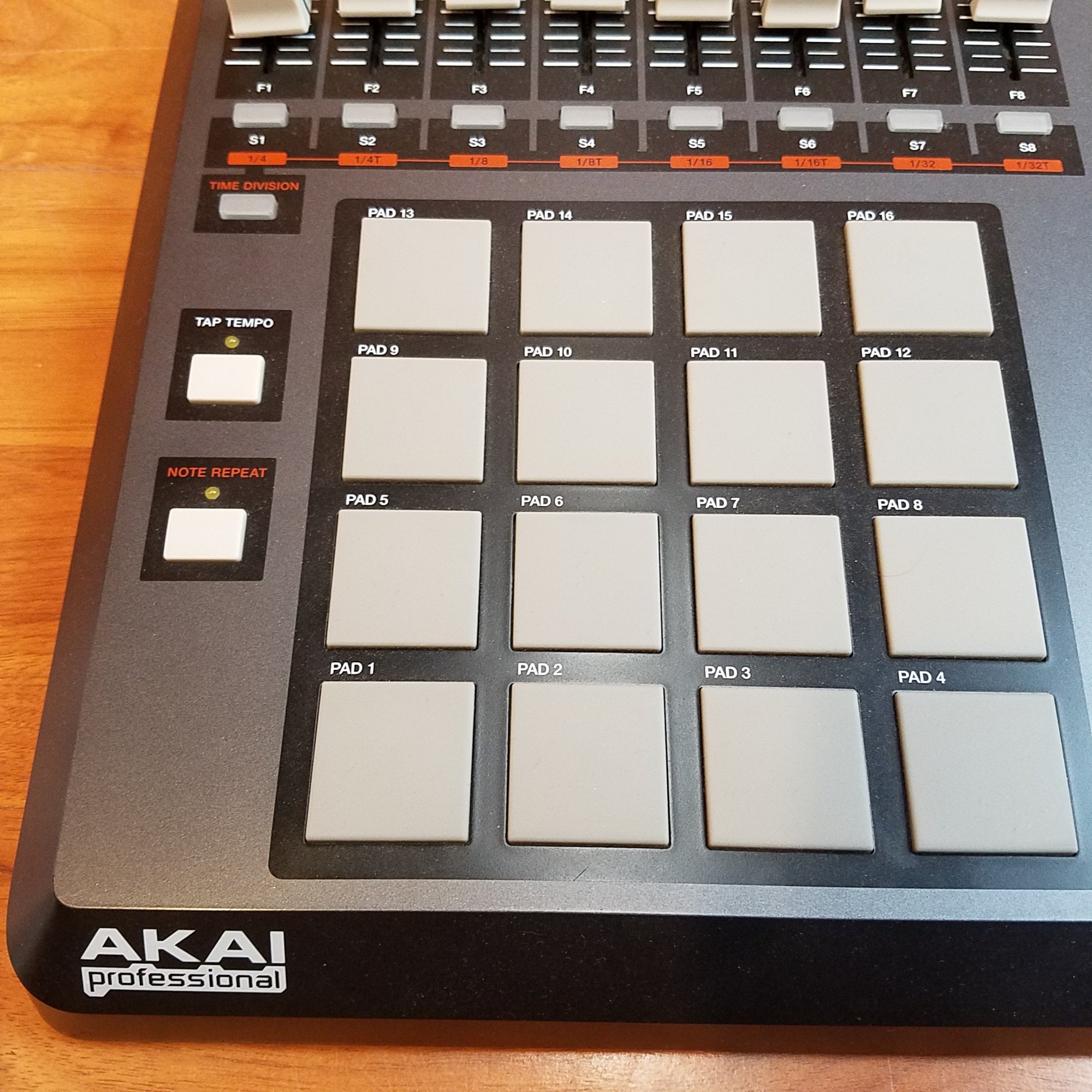 Akai MPD 32 midi/usb software control - Evolution Music