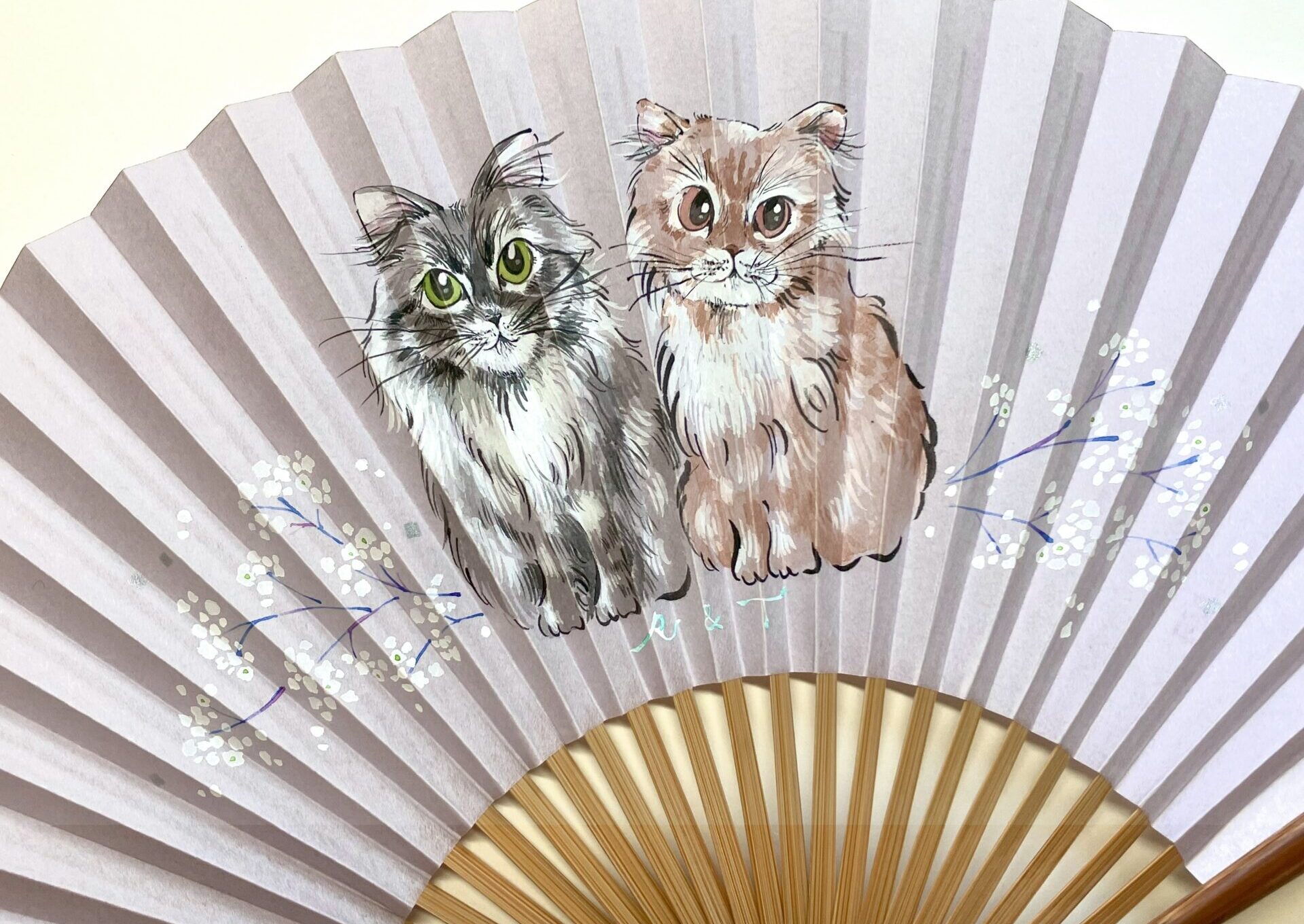 オーダー扇子「2匹の猫とカスミソウ」 - 製作事例｜京扇子の幸尚堂