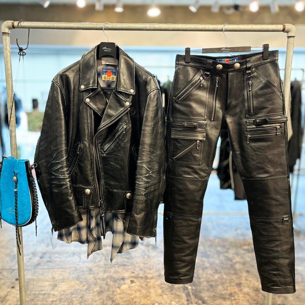 アズマがブラックミーンズとのコラボアイテムを発表、ターコイズブルー