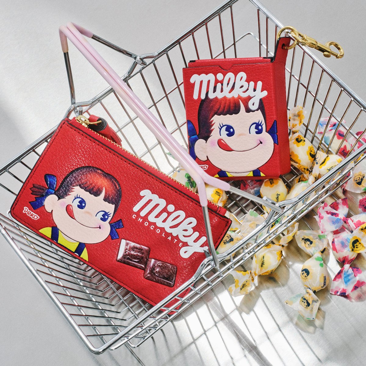 アニヤ ハインドマーチが「ミルキー」モチーフのレザーアイテム発売