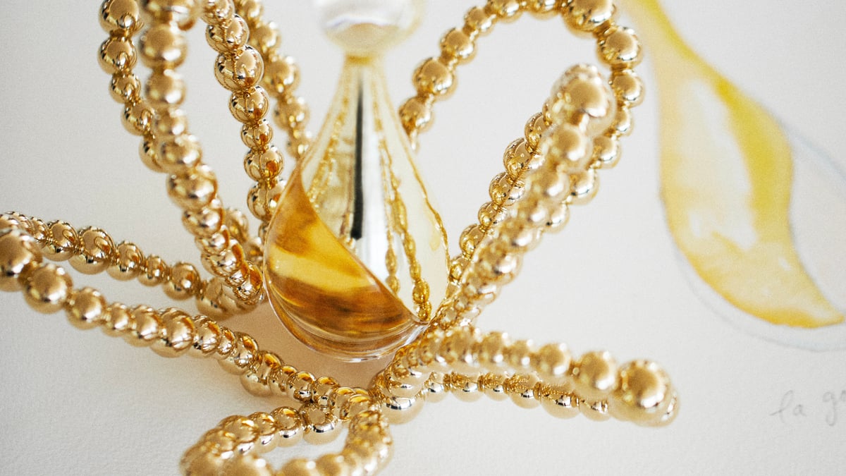 ディオールがゴールドビーズのアートワークを施した「ジャドール ロー