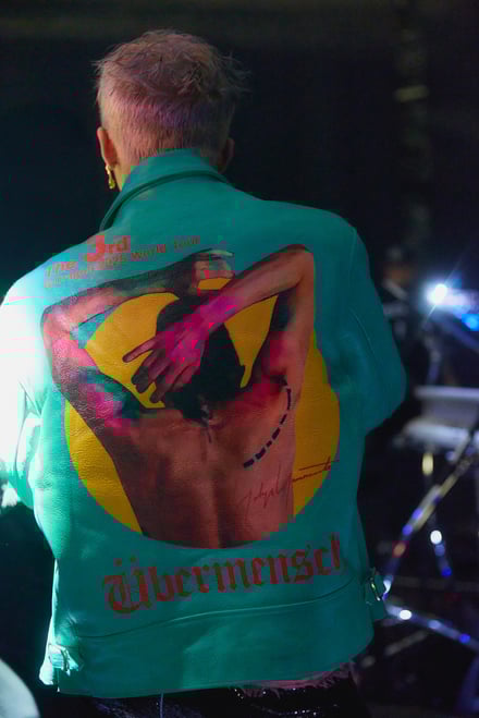 ヨウジヤマモト プールオムがG-DRAGONのワールドツアーの衣装をデザイン