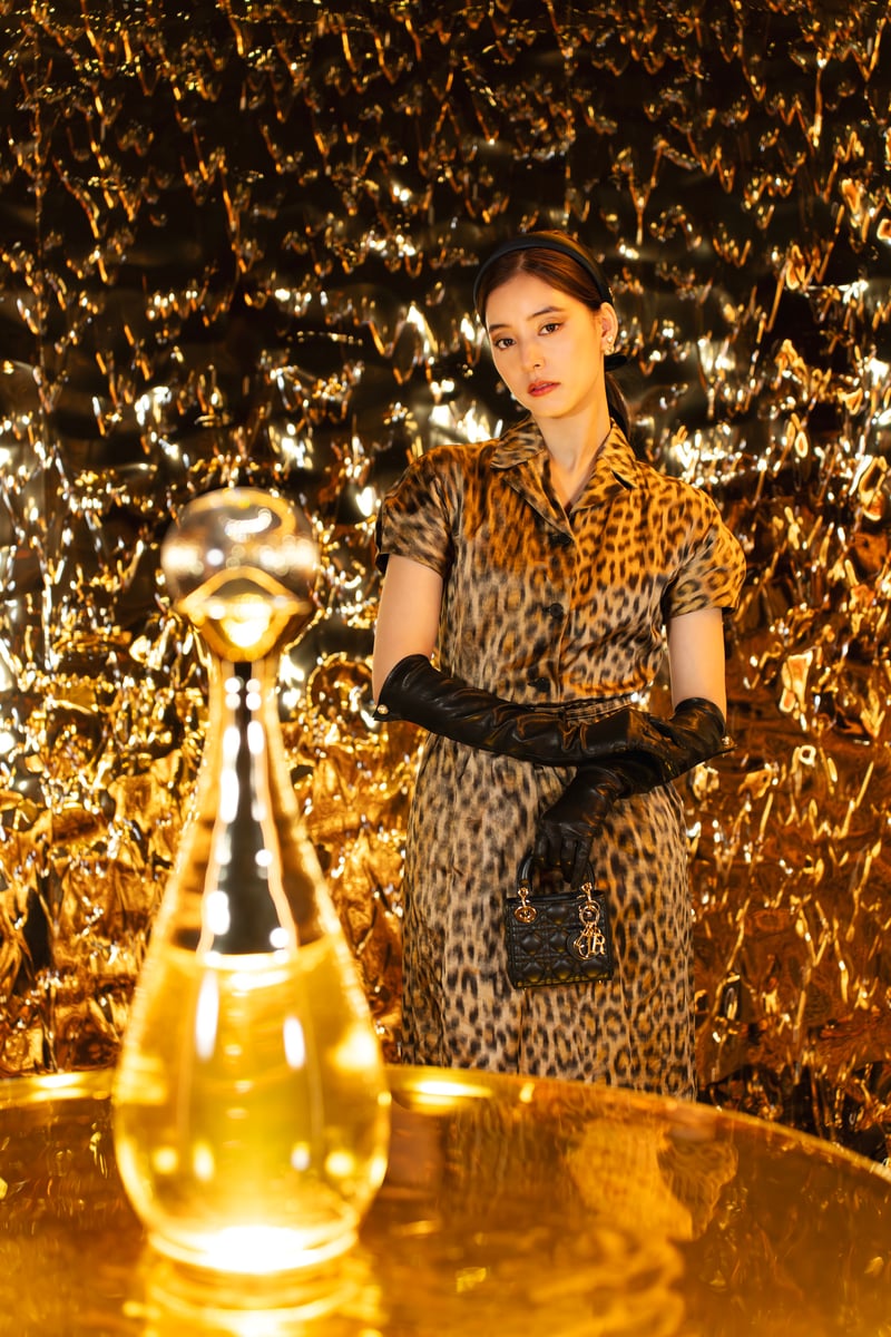 新木優子と辿る ゴールドに輝くディオール「ジャドール」香りの軌跡