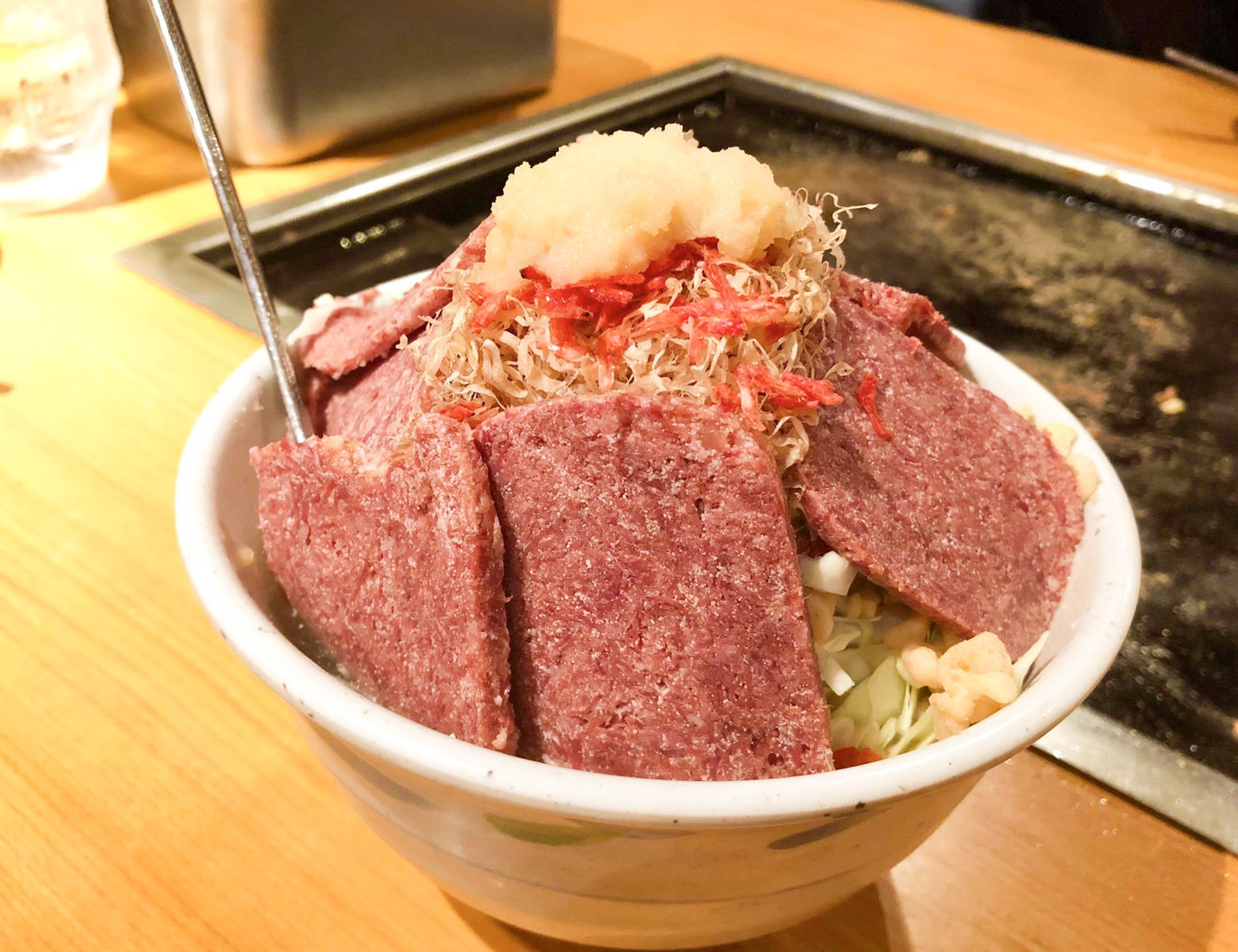 月島もんじゃで最強にビールに合うのはコレだ！肉2倍×たっぷりニンニク