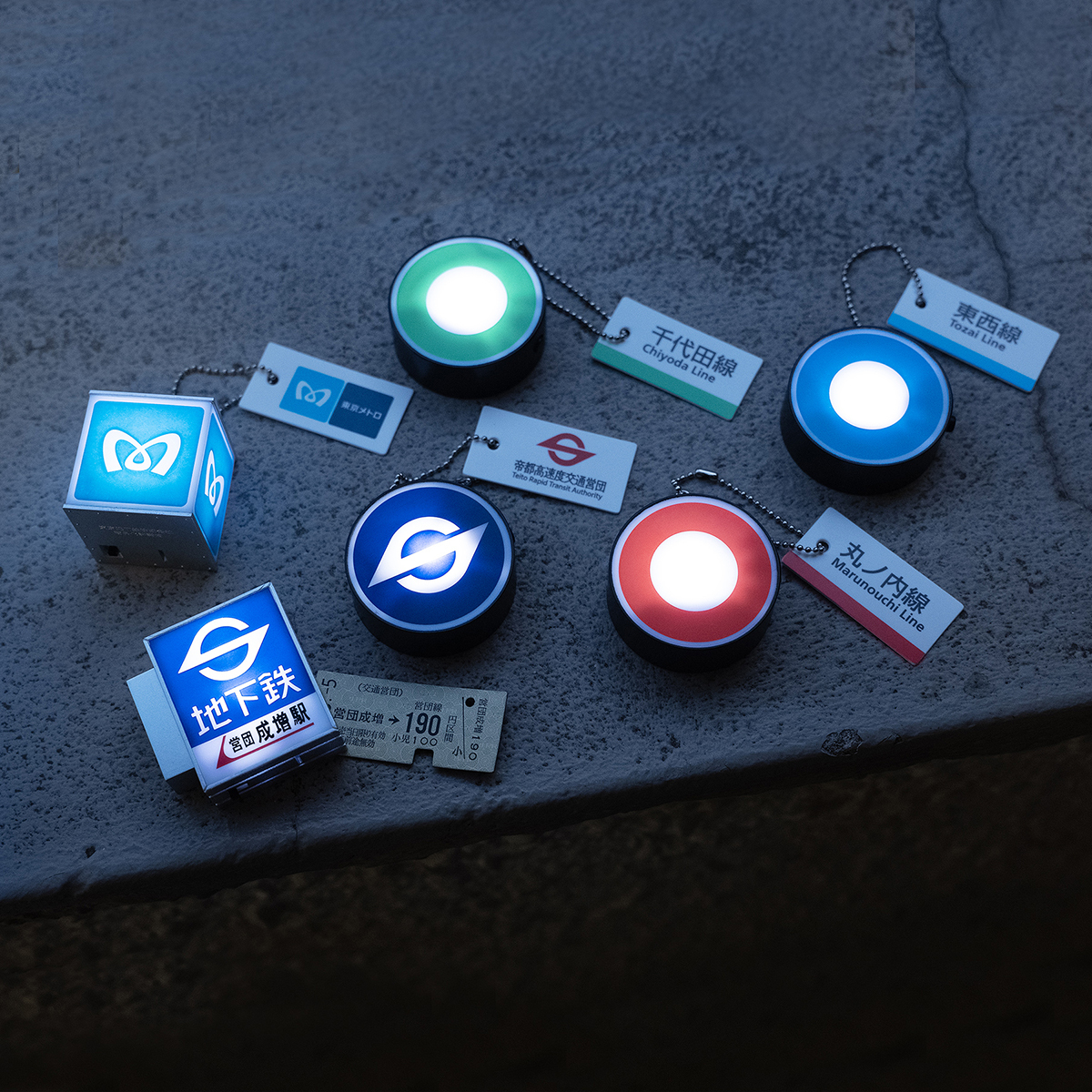 営団成増駅 歩道看板」は、昭和レトロな“硬券”マグネット付き！懐かし