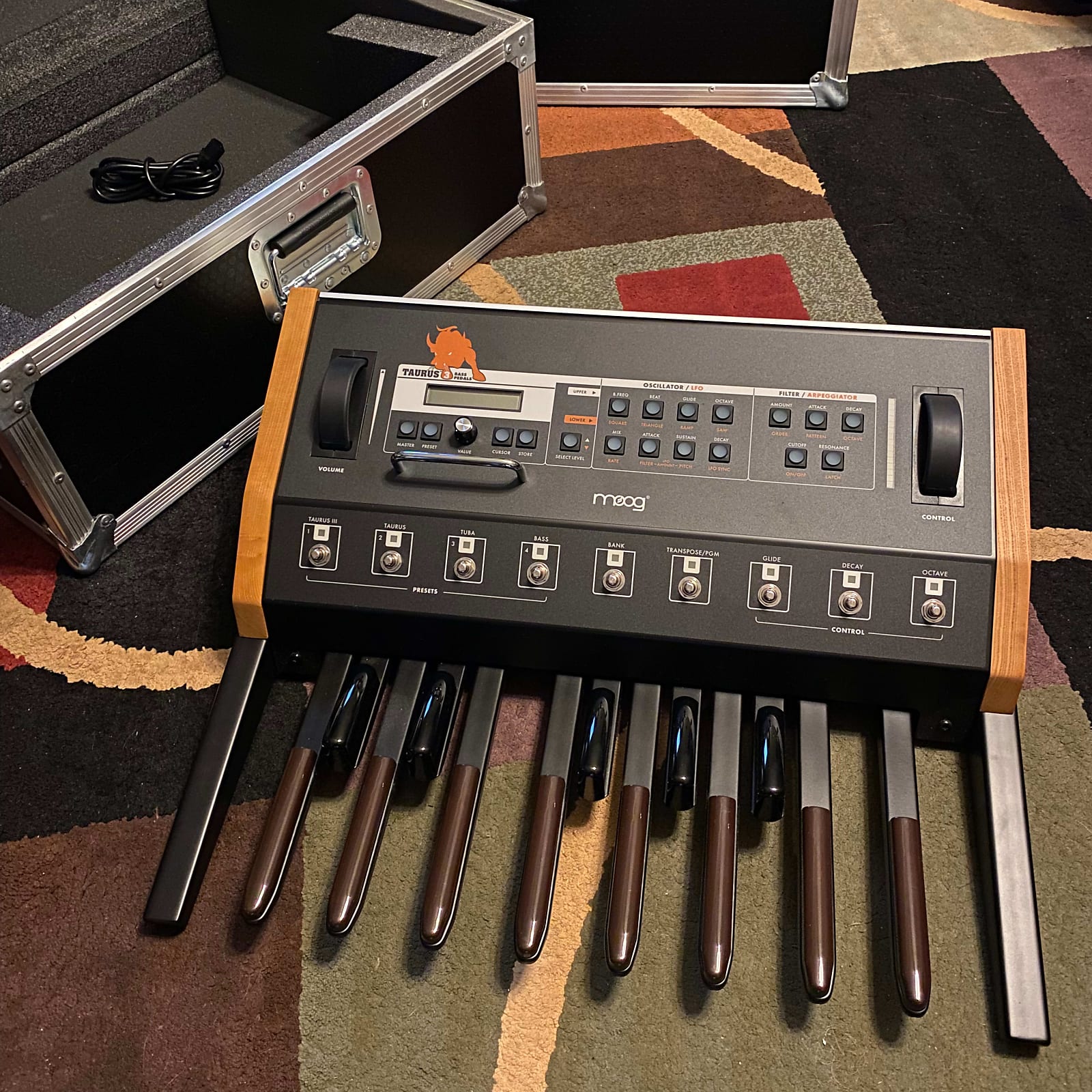 Genesis Bass Player, What's he playing! - BassBuzz Forum