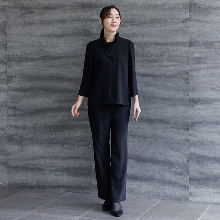 軽い着心地のパンツスーツ 9号・ブラック｜東京ソワールオンラインストア