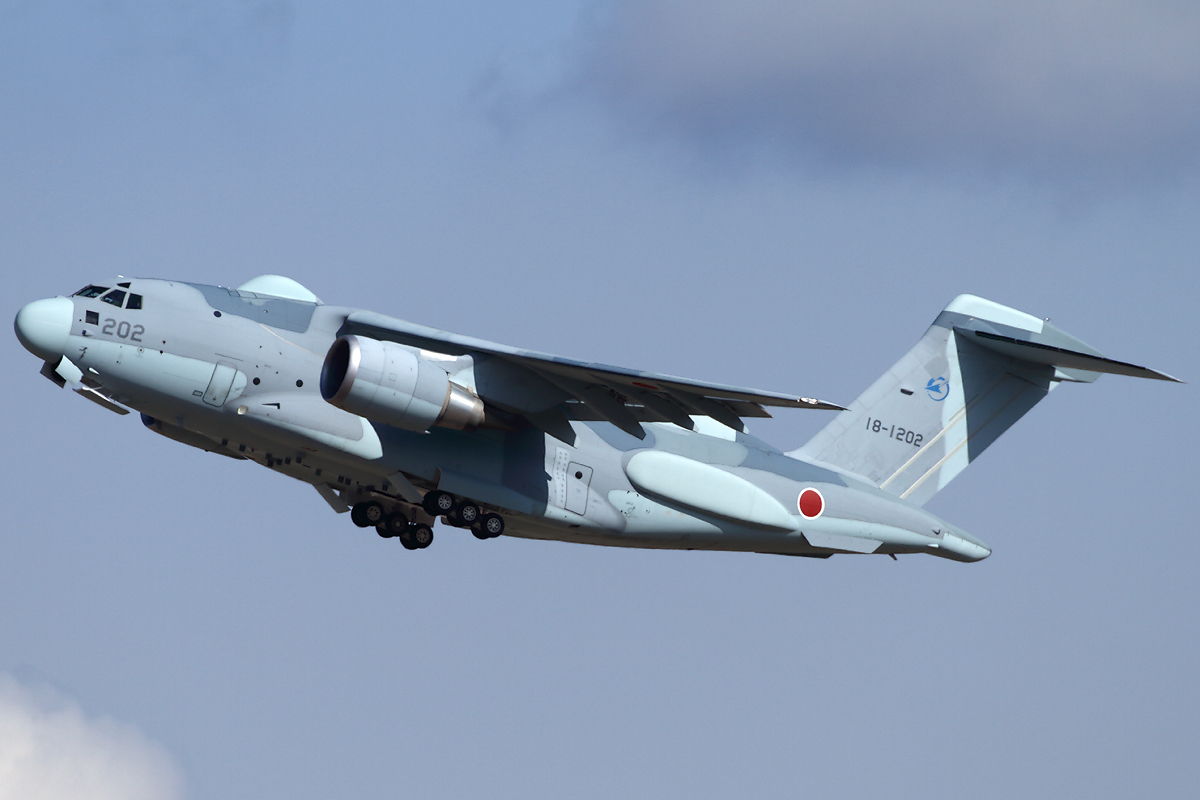 国産旅客機として開発されたYS-11、まだ現役続行中 その役割は