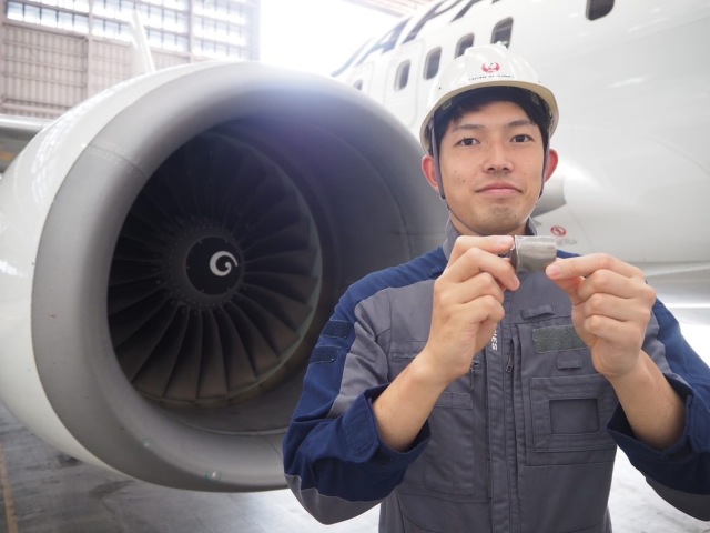 シートベルトやブレードがキーホルダーに！JAL廃材アップサイクル 初の