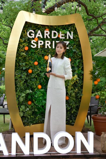 桐谷美玲、美脚チラリ…ざっくりスリットで夏らしさ全開！純白サマー