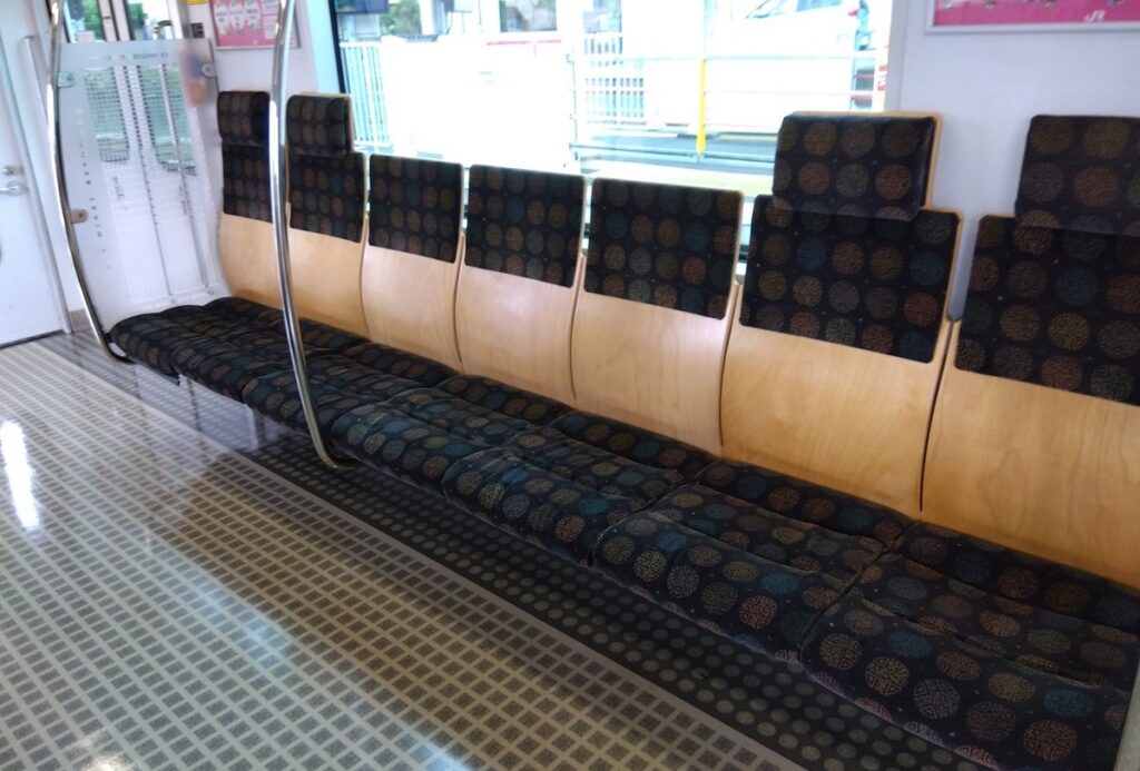 座りにくい？】JR九州お馴染みの「木の椅子」を見てみよう | FreedomTrain