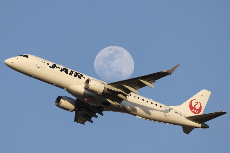 ジェイエア Embraer 190 JA246J 伊丹空港 航空フォト | by Fly