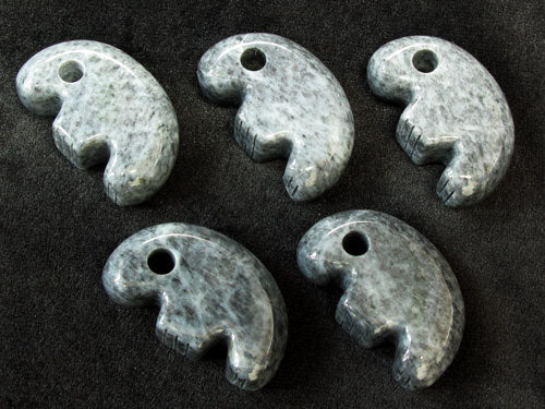 日本翡翠・糸魚川産・獣形勾玉（じゅうけいまがたま） – 天然石の店