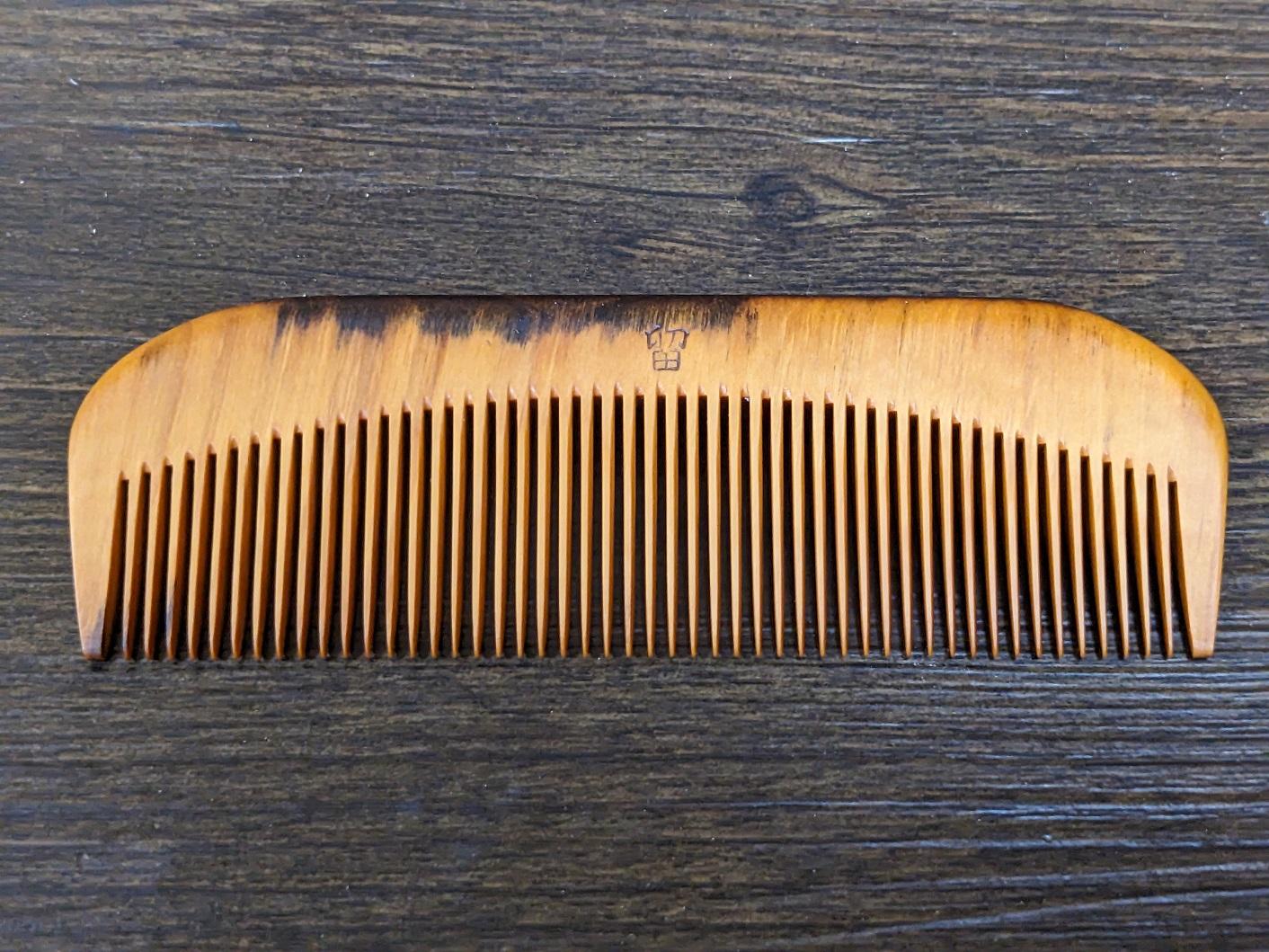 つげ櫛の櫛留商店 本つげ材焼絵櫛（すす櫛中歯）袋付 ※約12cm | JTB